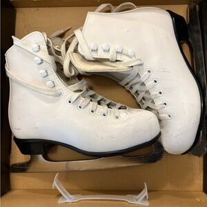 CCM white girls skates sz 2 good condition.  Ret $149